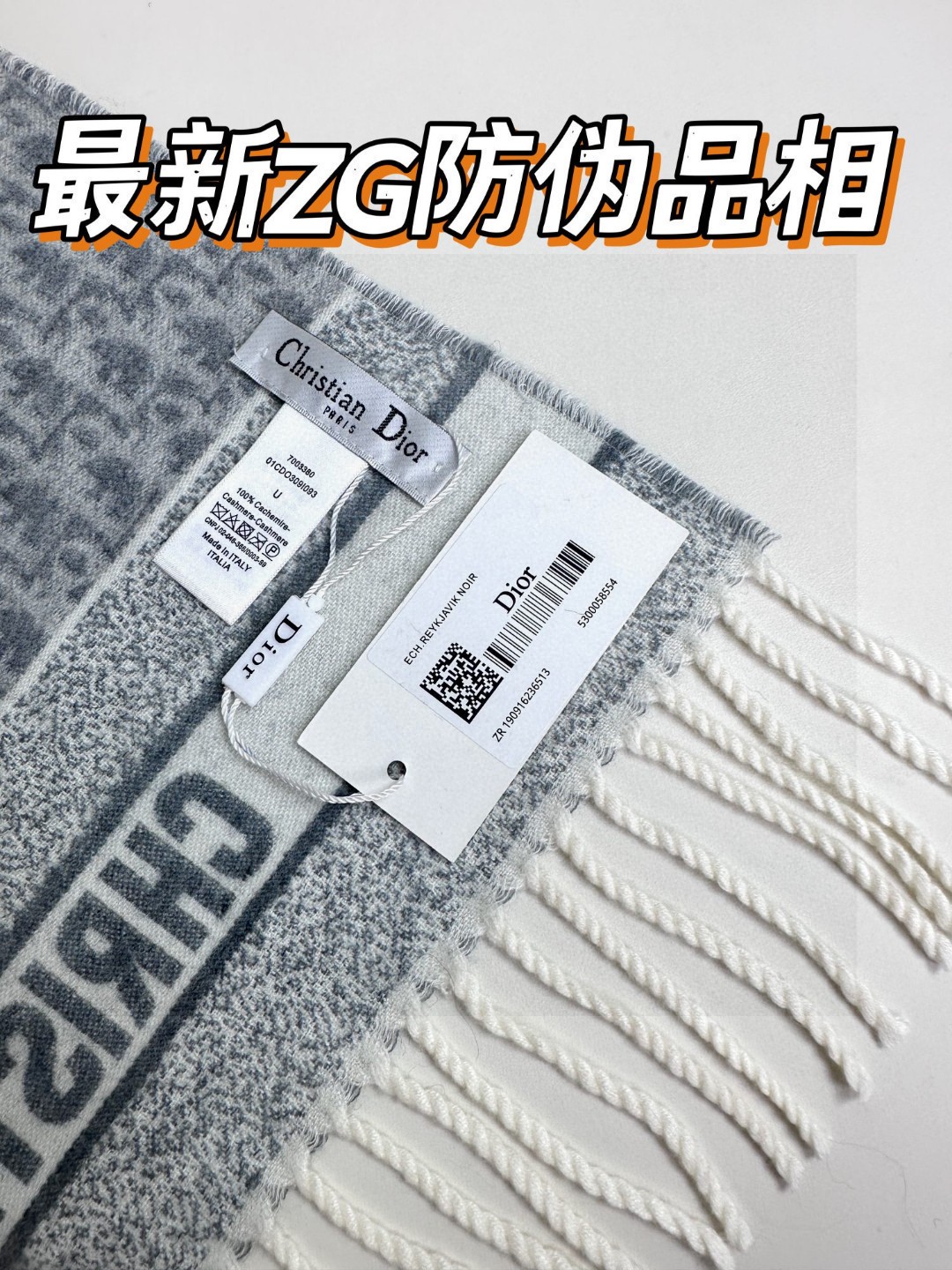 
Dio* Oblique 印花/刺绣图案装饰，于 1967 年由 D率先推出。这款围巾大部分采用针织手