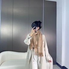 怒赞自留,难得的高端女款‼️家属福利‼️LV非常正的男女围巾~面料大爱,非常柔软细腻舒服,‼️大气简约,超级好看的男女神 怒赞自留,难得的高端女款‼️家属福利‼️LV非常正的男女围巾~面料大爱,非常柔软细腻舒服,‼️大气简约,超级好看的男女神