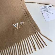 怒赞自留,难得的高端女款‼️家属福利‼️LV非常正的男女围巾~面料大爱,非常柔软细腻舒服,‼️大气简约,超级好看的男女神 怒赞自留,难得的高端女款‼️家属福利‼️LV非常正的男女围巾~面料大爱,非常柔软细腻舒服,‼️大气简约,超级好看的男女神