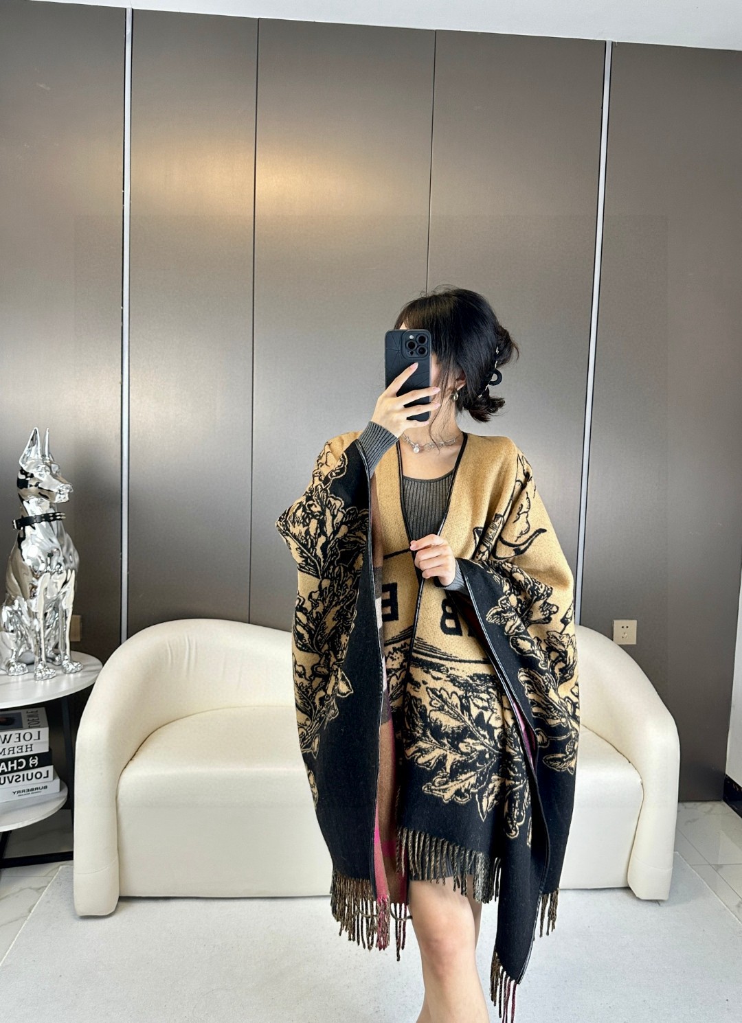 NO:341532,.Equestrian Knight cashmere jacquard cape A+B double-sided can be worn with jacquard worsted cashmere fabric, decorating the brand's large plaid and equestrian Knight design. Hand-painted prints, integrating the brand logo into the oak leaves and acorn background, highlighting the Burberry style!  Specifications 140x140cm. Cashmere high-version scarf, high-version scarf19860909.马术骑士羊绒提花斗篷A+B面双面可佩戴选用提花精纺羊绒面料制成,装饰品牌大号格纹和马术骑士设计.手绘印花,将品牌徽标融入橡树叶和橡果背景中,彰显博柏利风范！规格140x140cm.羊绒高版本围巾,高版本围巾,scarf