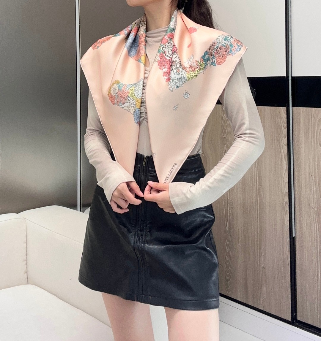   “轻扬花衣”hermes ~90厘米方巾
手工卷边斜纹真丝方巾（100%桑蚕丝）。
爱马仕丝巾是创意