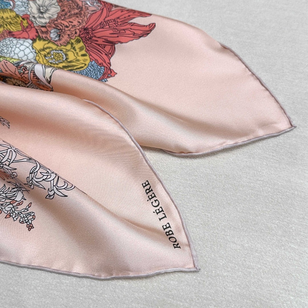   “轻扬花衣”hermes ~90厘米方巾
手工卷边斜纹真丝方巾（100%桑蚕丝）。
爱马仕丝巾是创意