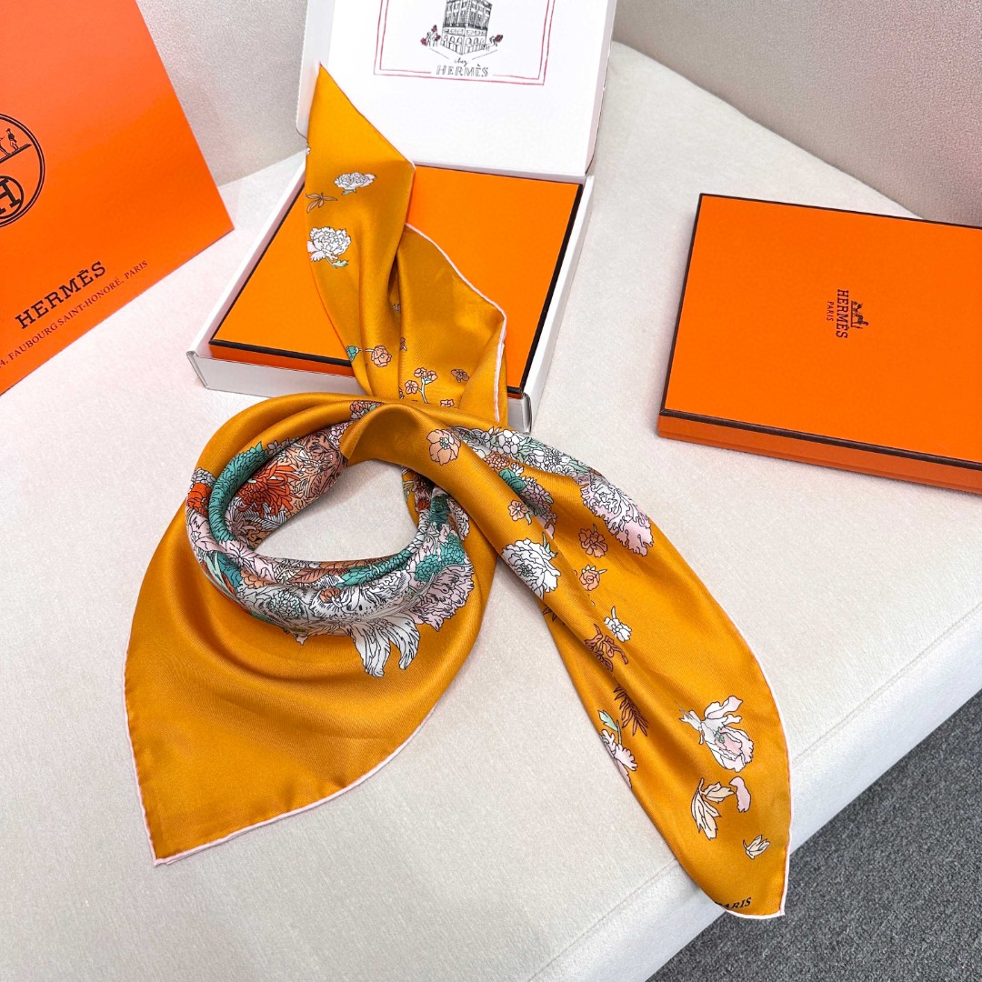   “轻扬花衣”hermes ~90厘米方巾
手工卷边斜纹真丝方巾（100%桑蚕丝）。
爱马仕丝巾是创意
