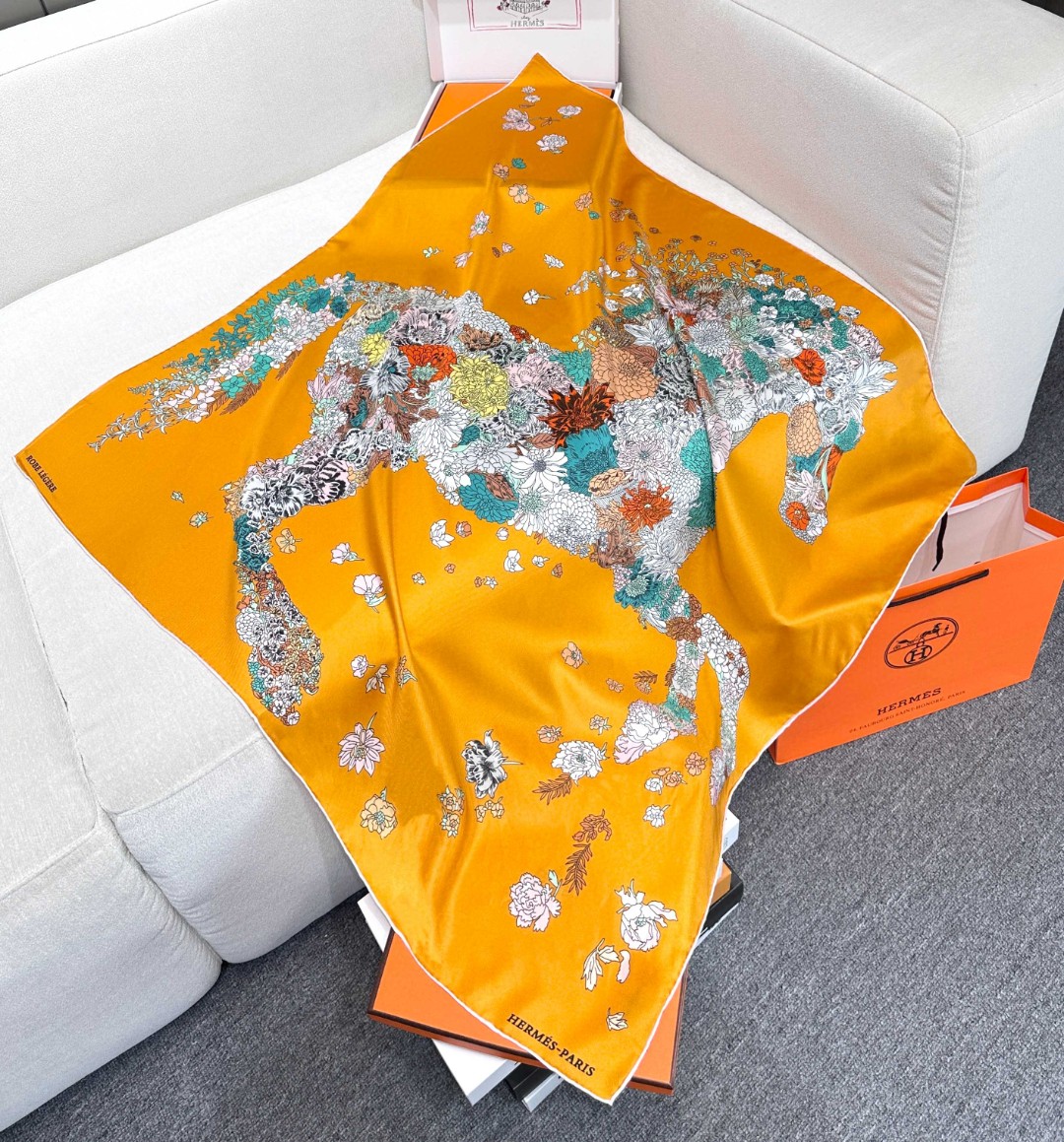   “轻扬花衣”hermes ~90厘米方巾
手工卷边斜纹真丝方巾（100%桑蚕丝）。
爱马仕丝巾是创意