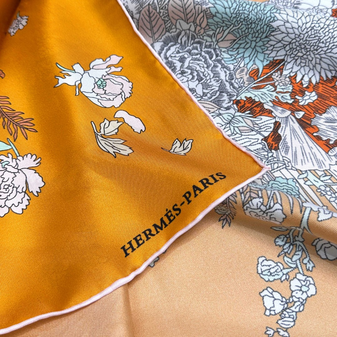   “轻扬花衣”hermes ~90厘米方巾
手工卷边斜纹真丝方巾（100%桑蚕丝）。
爱马仕丝巾是创意