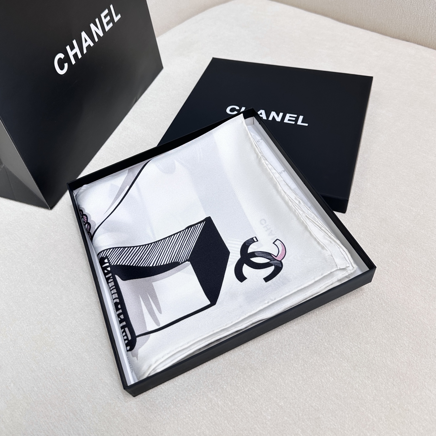   上新Chanel💞简洁大方！精简时髦，品质感很显好！好搭到上瘾的丝巾！带着不显山不露水的简约气质，现