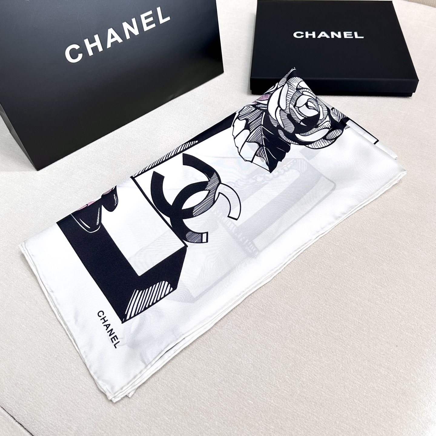   上新Chanel💞简洁大方！精简时髦，品质感很显好！好搭到上瘾的丝巾！带着不显山不露水的简约气质，现