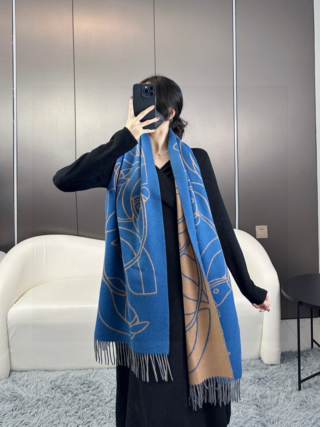 NO:619978,Hermès' new scarf is made of delicate contrasting jacquard weaving, showing the Entrelacs Equestres horse head pattern designed by Geoff McFetridge. Size 40*195CM high version scarf, high version scarf, off white, hermes19860909爱马仕新款 这款围巾采用细腻的撞色提花编织,呈现杰夫·麦克菲里奇（Geoff McFetridge）设计的Entrelacs Equestres马头图案.尺寸40*195CM高版本围巾,高版本围巾,off white,hermes,scarf