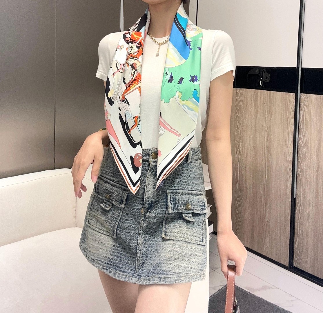 NO:189176,Surreal Hermes Hub” 90 double-sided same-color scarf 18mm top-quality silk mulberry silk This charming 90 cm scarf gives you inner elegance and calmness. This soft and light accessories are well made and can be easily matched and suitable for all occasions. Made in France. Designer Ugo Bienvenu Size 90 x 90 cm | Since this scarf uses hand-curled edges, the marked size may be slightly different. High-version scarf, high-version scarf, hermes, real silk19860909超现实爱马仕枢纽”90双面同色丝巾 18mm顶级真丝 桑蚕丝 这款迷人的90厘米丝巾令您散发内在优雅和从容自信.此柔软轻盈的配饰制作精良,可轻松搭配造型,适合各种场合. 法国制造. 设计师乌戈·比安维奴（Ugo Bienvenu） 尺寸90 x 90厘米 | 由于这款丝巾采用手工卷边,标示的尺寸或会略有不同.高版本围巾,高版本围巾,hermes,real silk,scarf