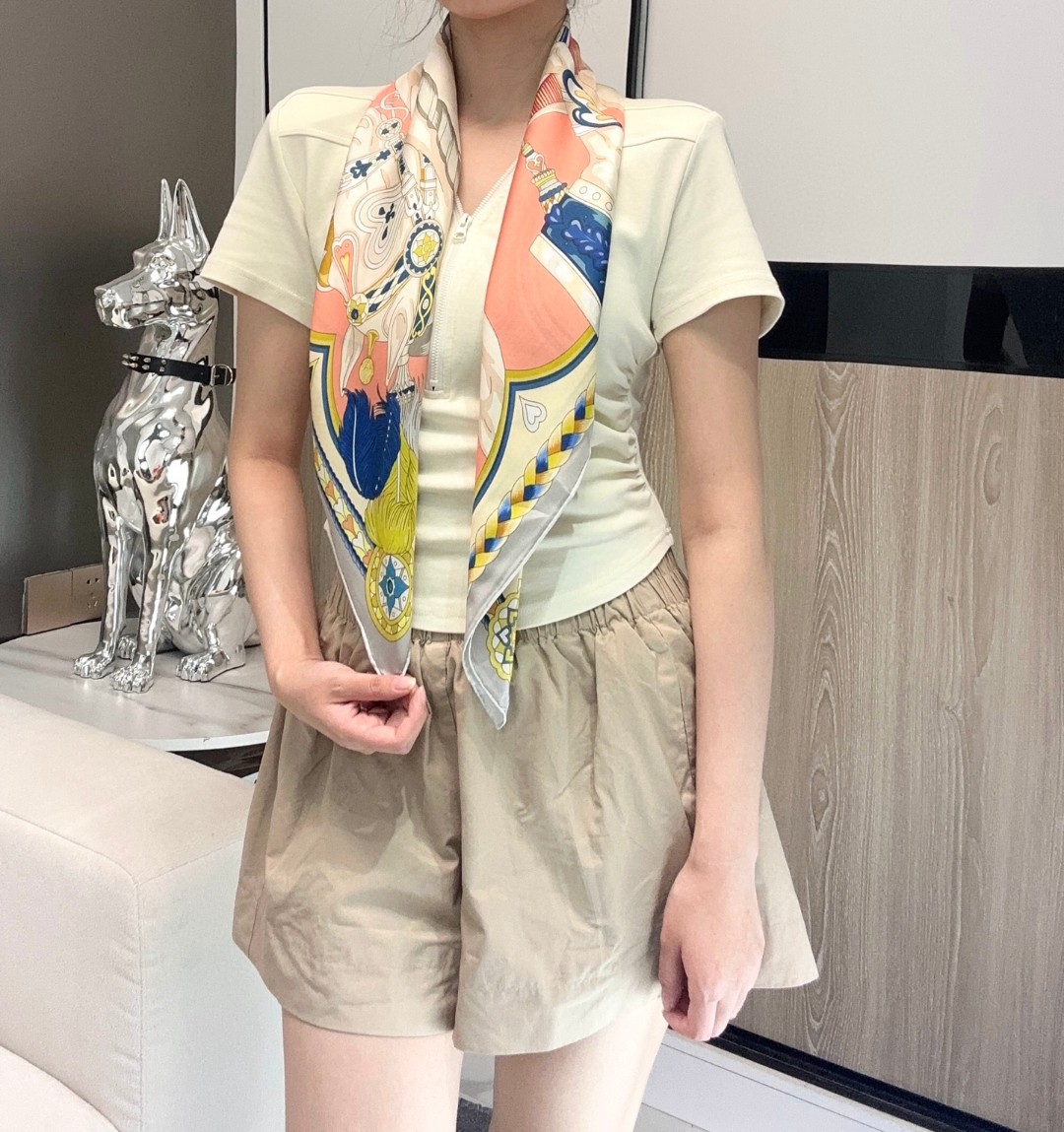 。甜蜜的鞍具”90方巾
手工卷边斜纹真丝方巾（100%桑蚕丝）。
这款爱马仕的经典单品展现强大而迷人的女