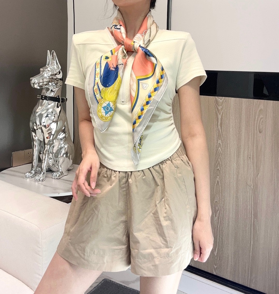 。甜蜜的鞍具”90方巾
手工卷边斜纹真丝方巾（100%桑蚕丝）。
这款爱马仕的经典单品展现强大而迷人的女