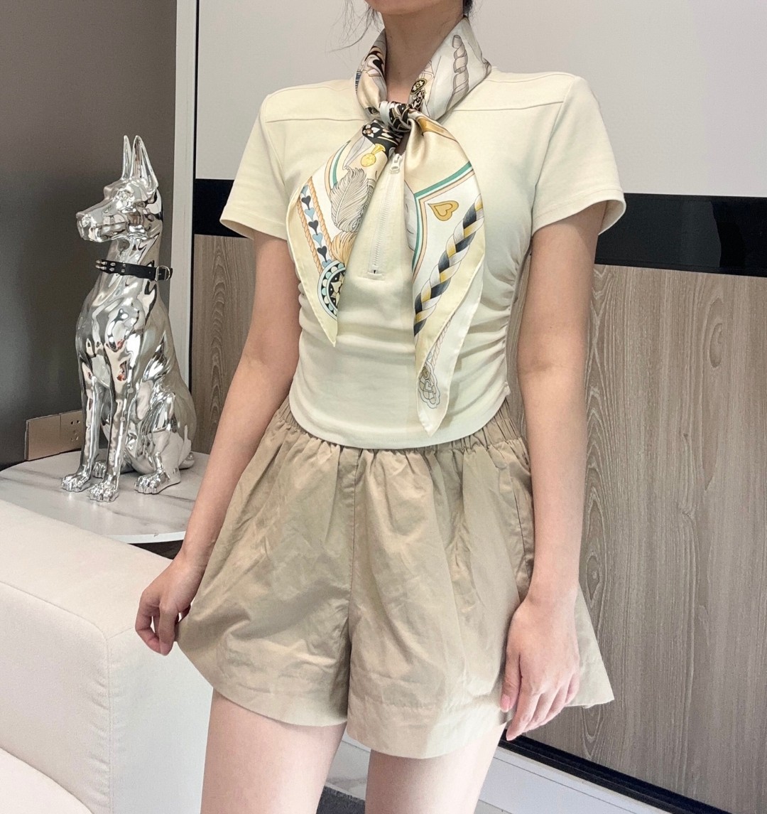 。甜蜜的鞍具”90方巾
手工卷边斜纹真丝方巾（100%桑蚕丝）。
这款爱马仕的经典单品展现强大而迷人的女