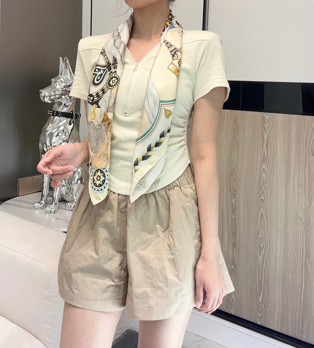。甜蜜的鞍具”90方巾
手工卷边斜纹真丝方巾（100%桑蚕丝）。
这款爱马仕的经典单品展现强大而迷人的女