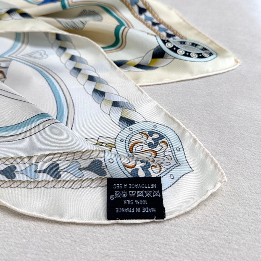。甜蜜的鞍具”90方巾
手工卷边斜纹真丝方巾（100%桑蚕丝）。
这款爱马仕的经典单品展现强大而迷人的女