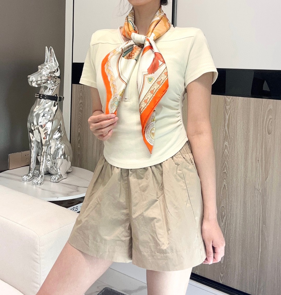 。甜蜜的鞍具”90方巾
手工卷边斜纹真丝方巾（100%桑蚕丝）。
这款爱马仕的经典单品展现强大而迷人的女