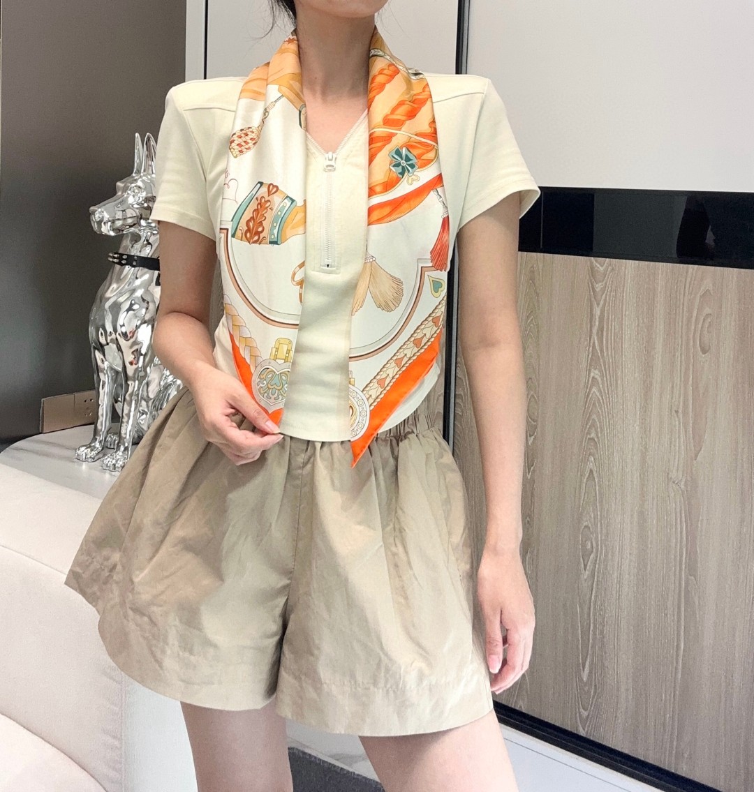 。甜蜜的鞍具”90方巾
手工卷边斜纹真丝方巾（100%桑蚕丝）。
这款爱马仕的经典单品展现强大而迷人的女