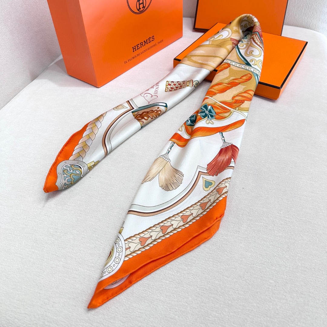 。甜蜜的鞍具”90方巾
手工卷边斜纹真丝方巾（100%桑蚕丝）。
这款爱马仕的经典单品展现强大而迷人的女
