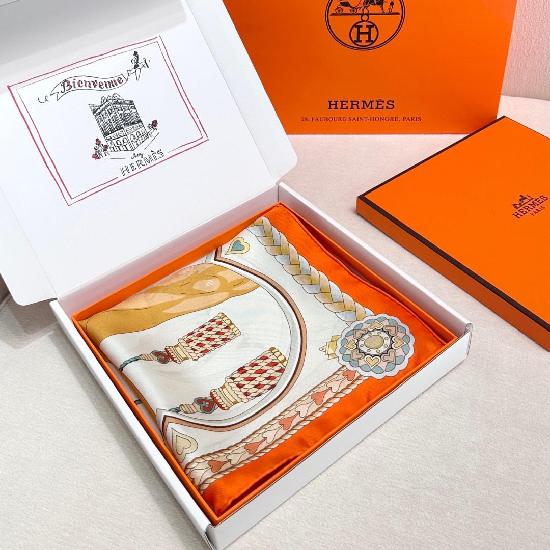 。甜蜜的鞍具”90方巾
手工卷边斜纹真丝方巾（100%桑蚕丝）。
这款爱马仕的经典单品展现强大而迷人的女