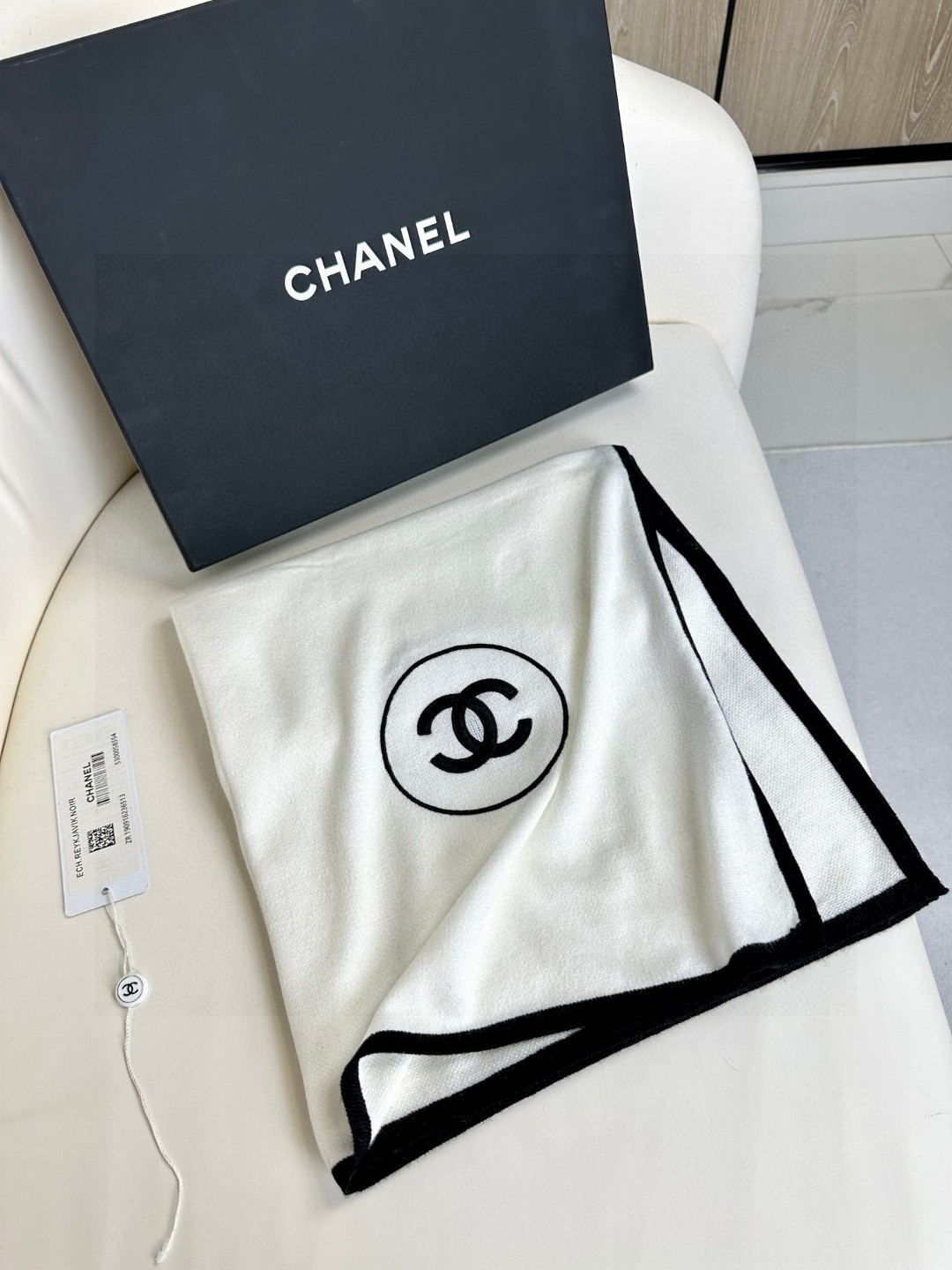   Chanel 小香薄款丝绒长巾（吴昕 、古力娜扎同款）衣橱必收纳款✦这款如同绿水鬼般在专柜不加价是买
