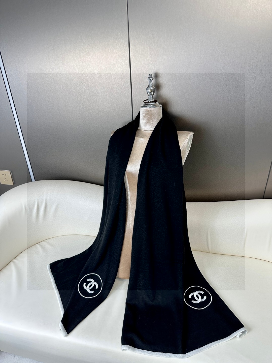   Chanel 小香薄款丝绒长巾（吴昕 、古力娜扎同款）衣橱必收纳款✦这款如同绿水鬼般在专柜不加价是买
