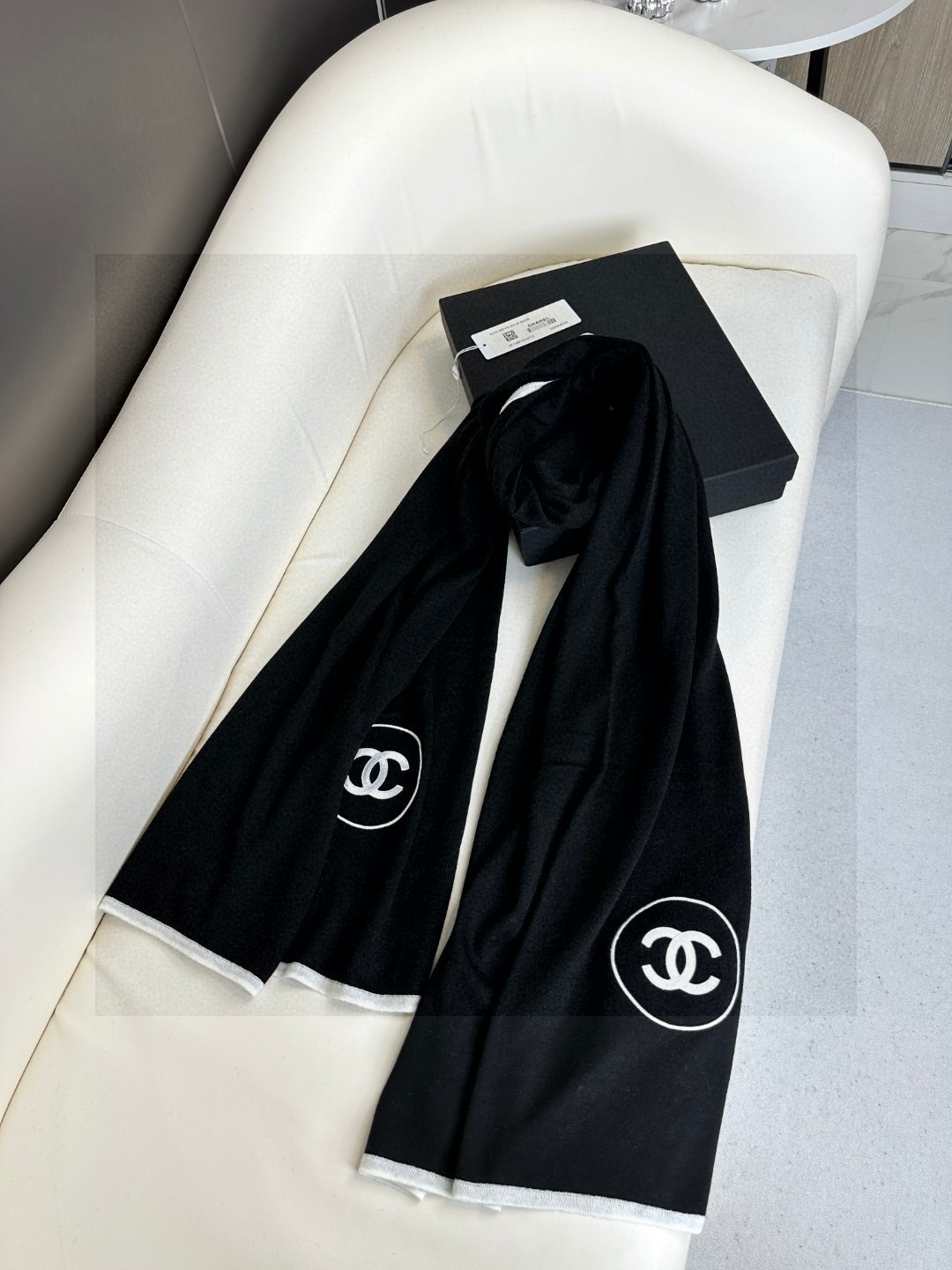   Chanel 小香薄款丝绒长巾（吴昕 、古力娜扎同款）衣橱必收纳款✦这款如同绿水鬼般在专柜不加价是买