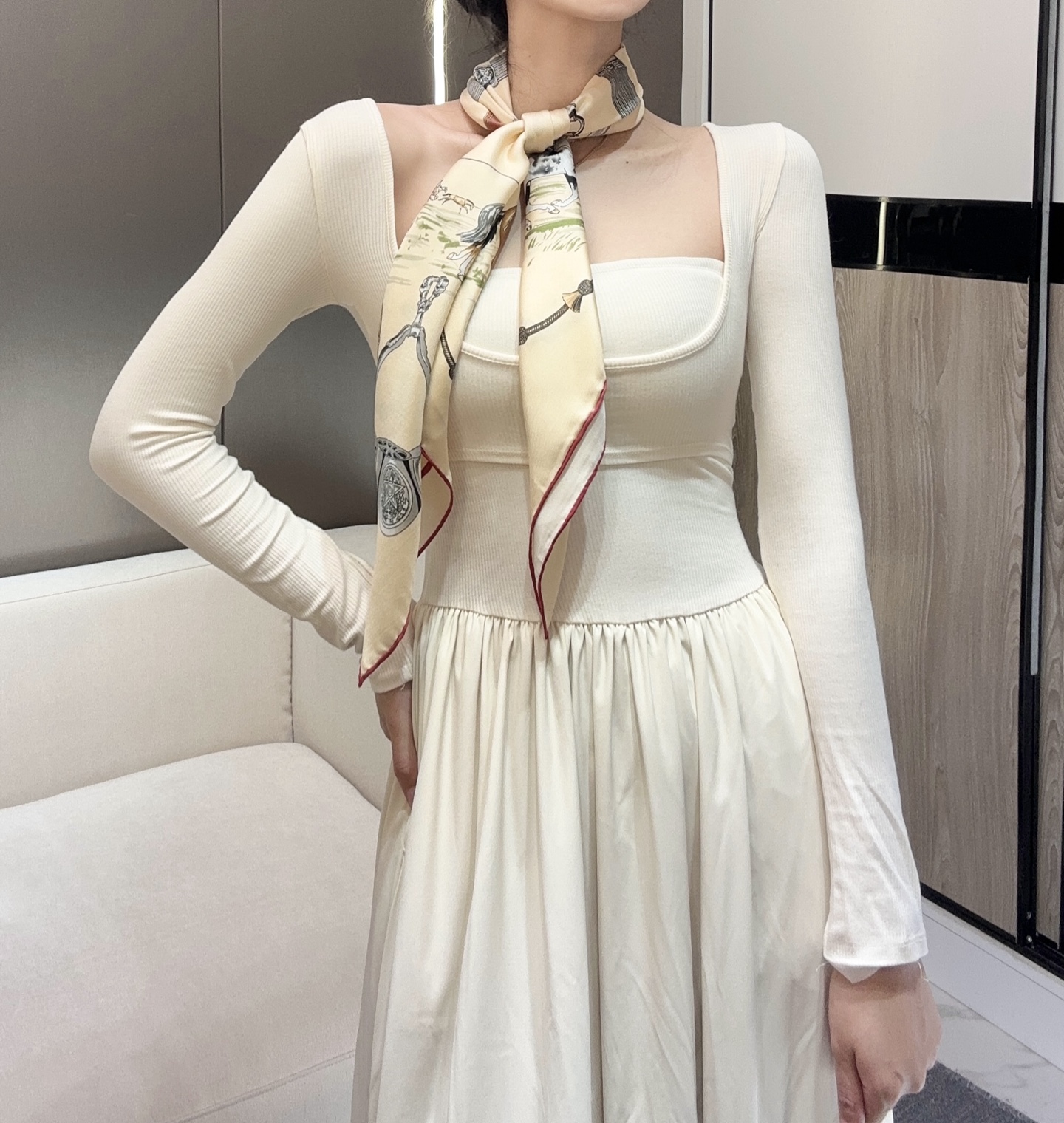  “草原风情”90方巾-hermes
手工卷边真丝方巾（100%桑蚕丝）。
这款90方巾质感轻盈，佩戴方