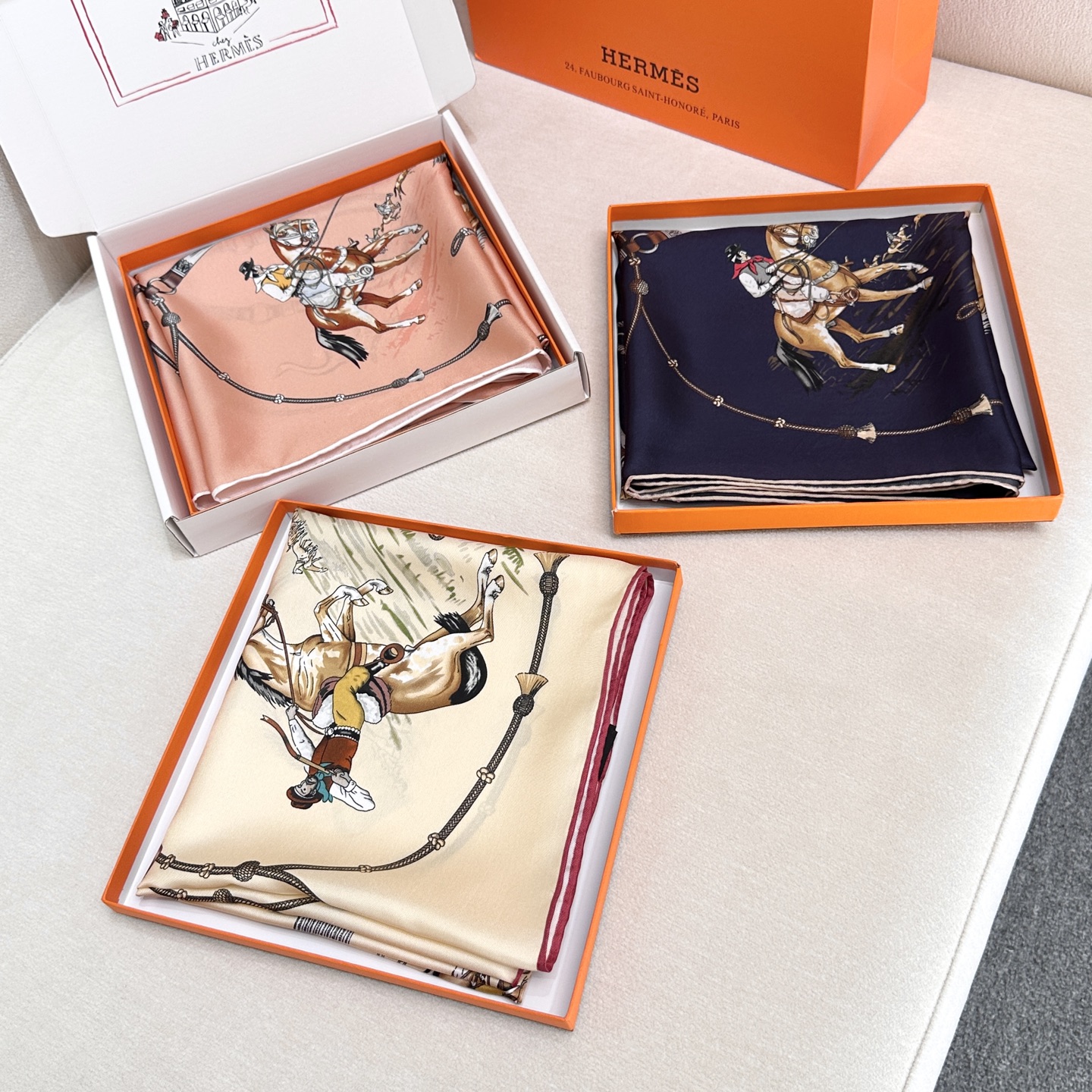  “草原风情”90方巾-hermes
手工卷边真丝方巾（100%桑蚕丝）。
这款90方巾质感轻盈，佩戴方