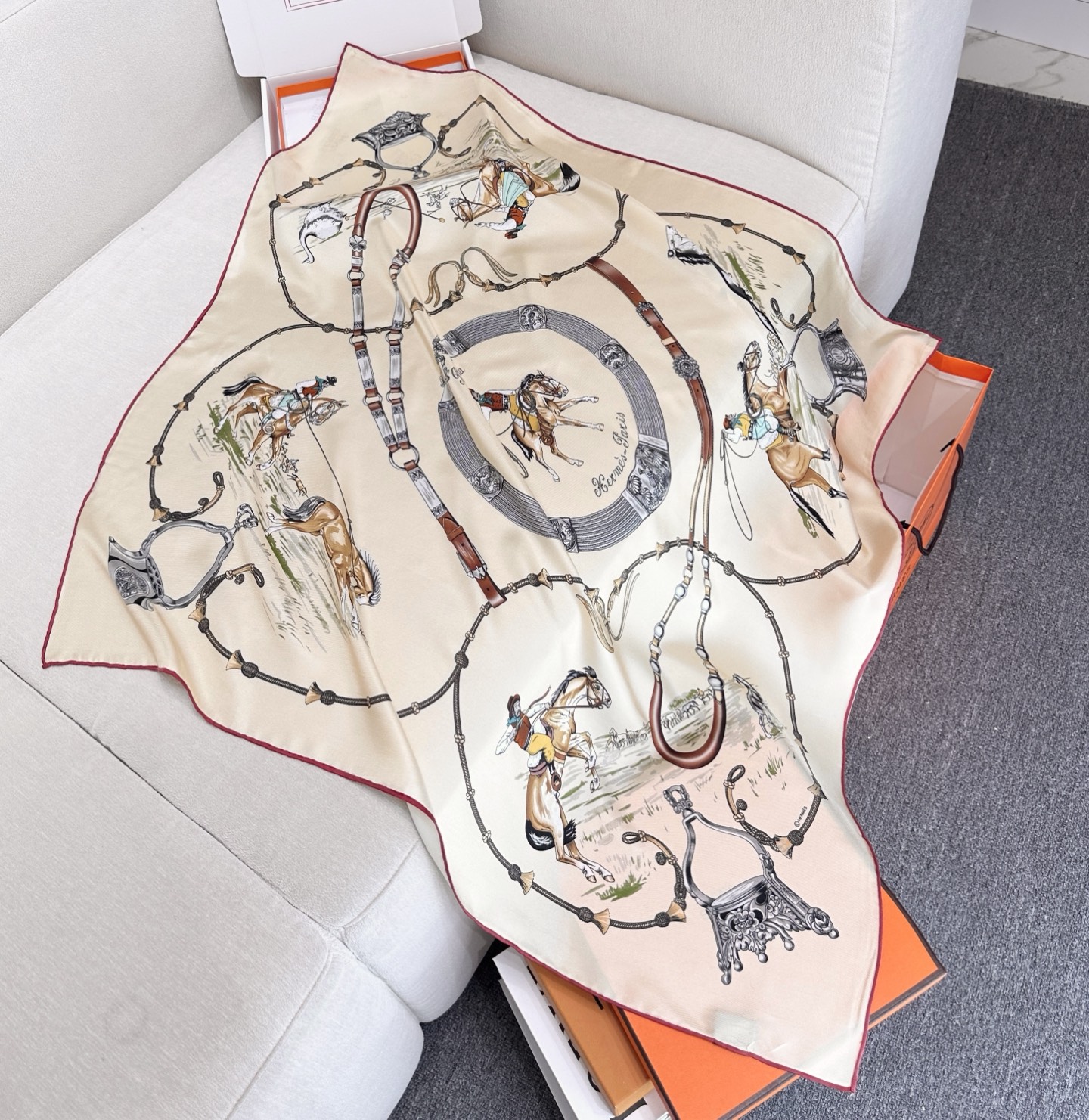  “草原风情”90方巾-hermes
手工卷边真丝方巾（100%桑蚕丝）。
这款90方巾质感轻盈，佩戴方