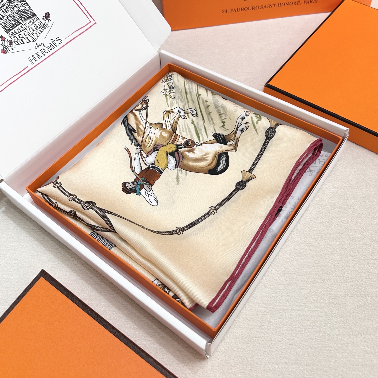  “草原风情”90方巾-hermes
手工卷边真丝方巾（100%桑蚕丝）。
这款90方巾质感轻盈，佩戴方