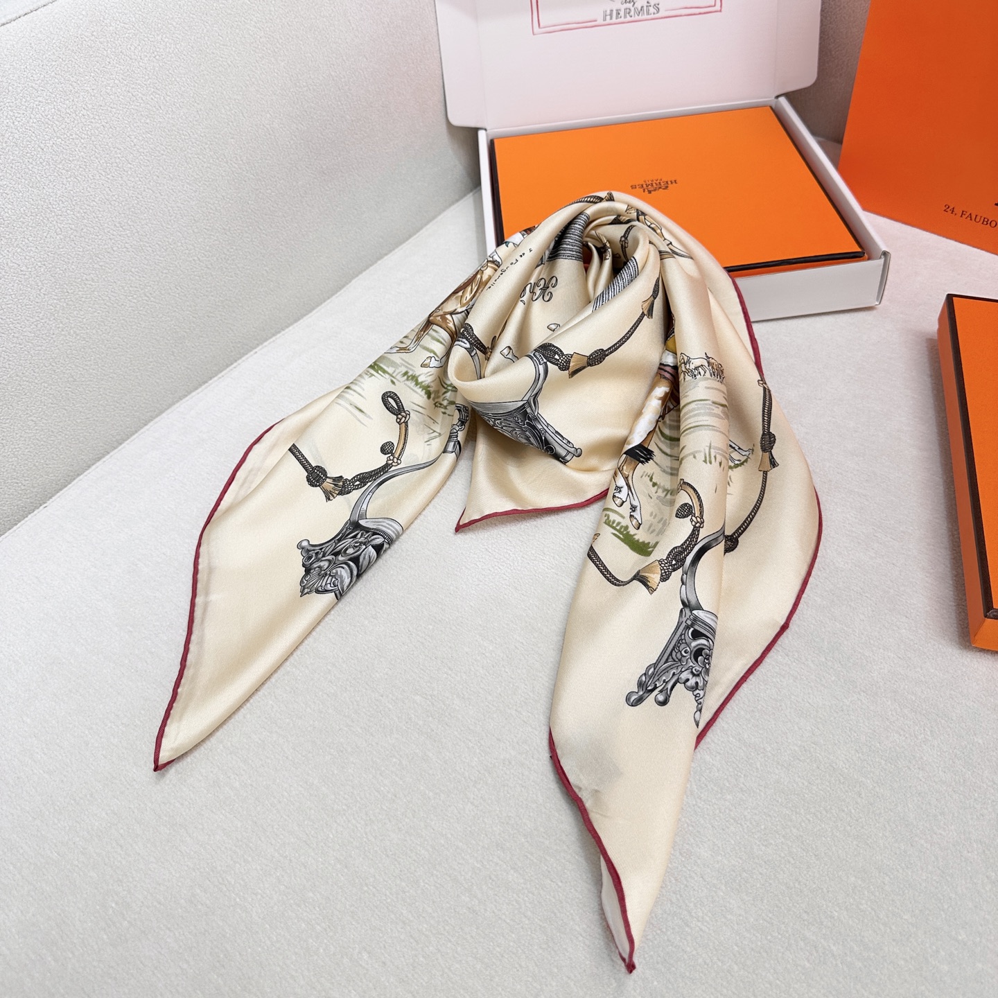  “草原风情”90方巾-hermes
手工卷边真丝方巾（100%桑蚕丝）。
这款90方巾质感轻盈，佩戴方