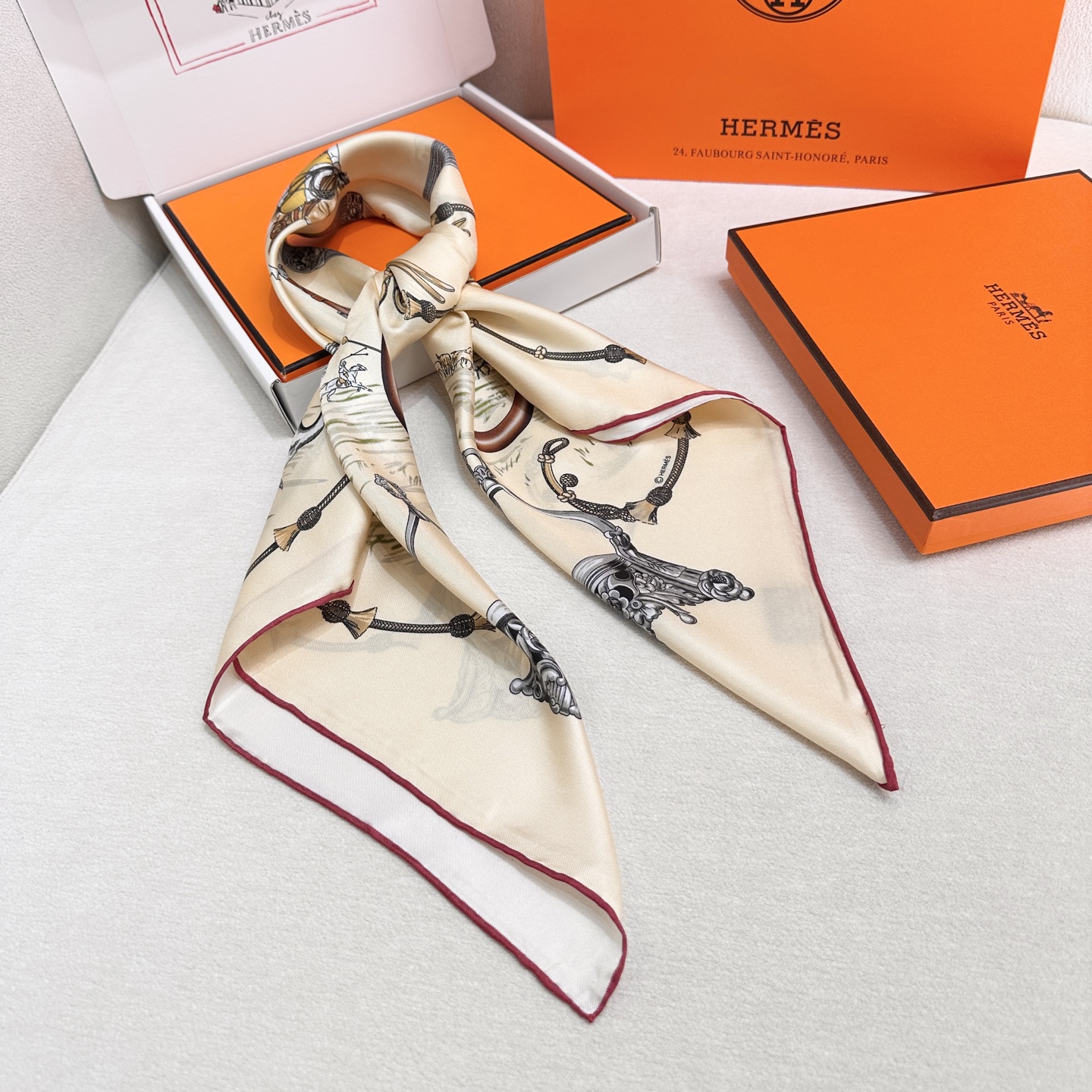  “草原风情”90方巾-hermes
手工卷边真丝方巾（100%桑蚕丝）。
这款90方巾质感轻盈，佩戴方
