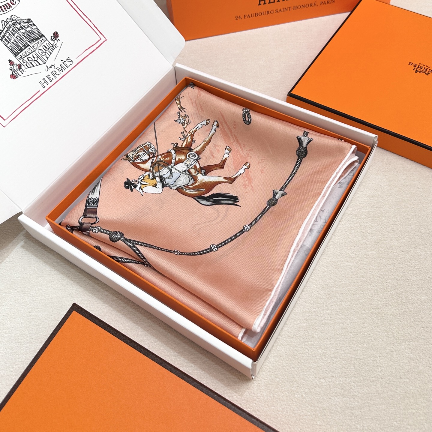  “草原风情”90方巾-hermes
手工卷边真丝方巾（100%桑蚕丝）。
这款90方巾质感轻盈，佩戴方