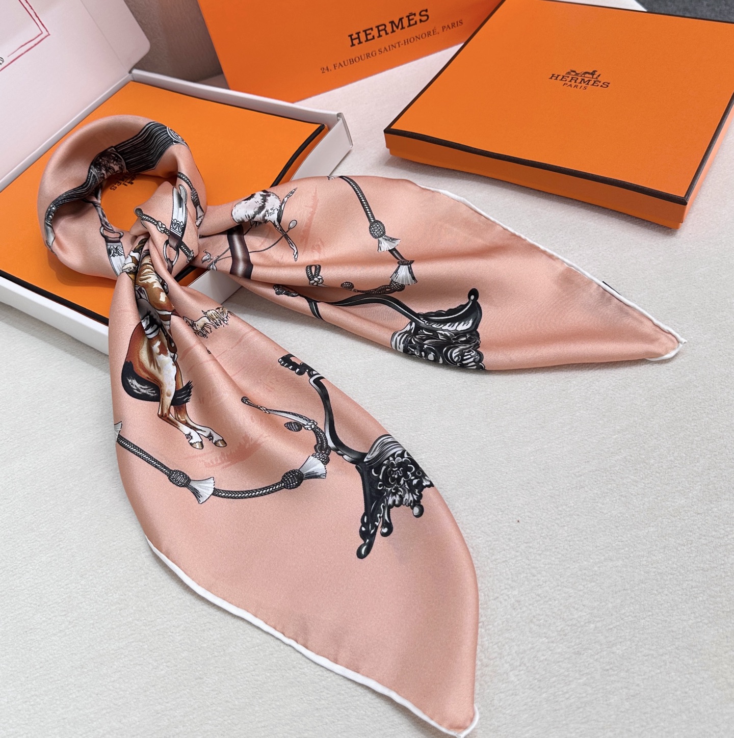  “草原风情”90方巾-hermes
手工卷边真丝方巾（100%桑蚕丝）。
这款90方巾质感轻盈，佩戴方