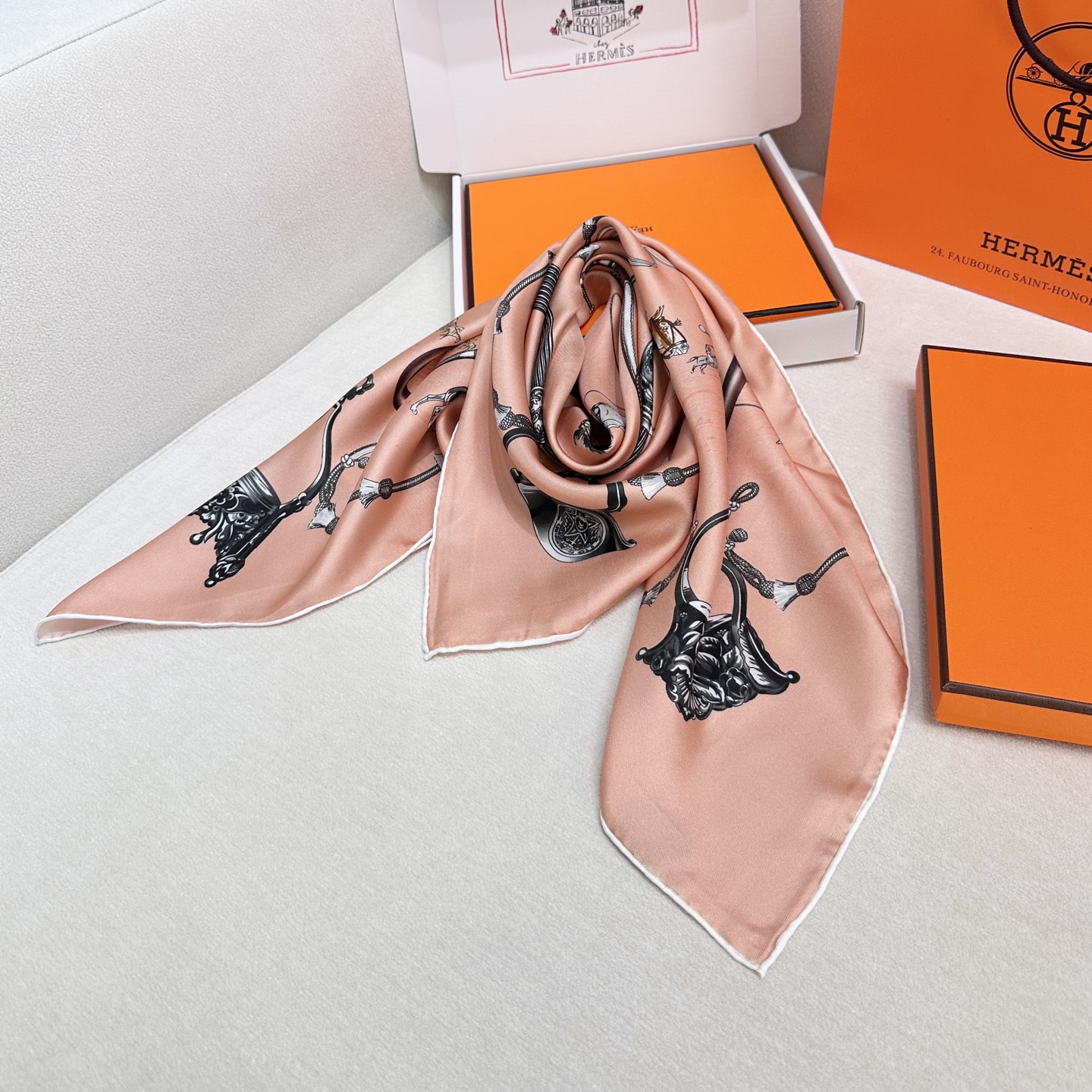  “草原风情”90方巾-hermes
手工卷边真丝方巾（100%桑蚕丝）。
这款90方巾质感轻盈，佩戴方