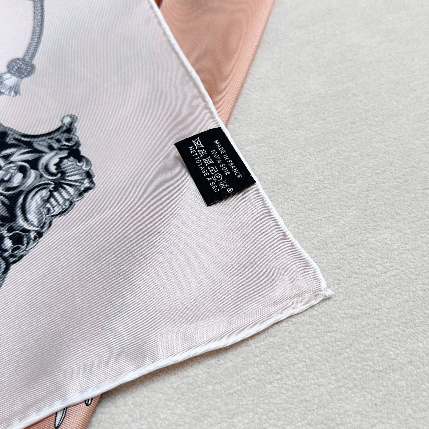  “草原风情”90方巾-hermes
手工卷边真丝方巾（100%桑蚕丝）。
这款90方巾质感轻盈，佩戴方