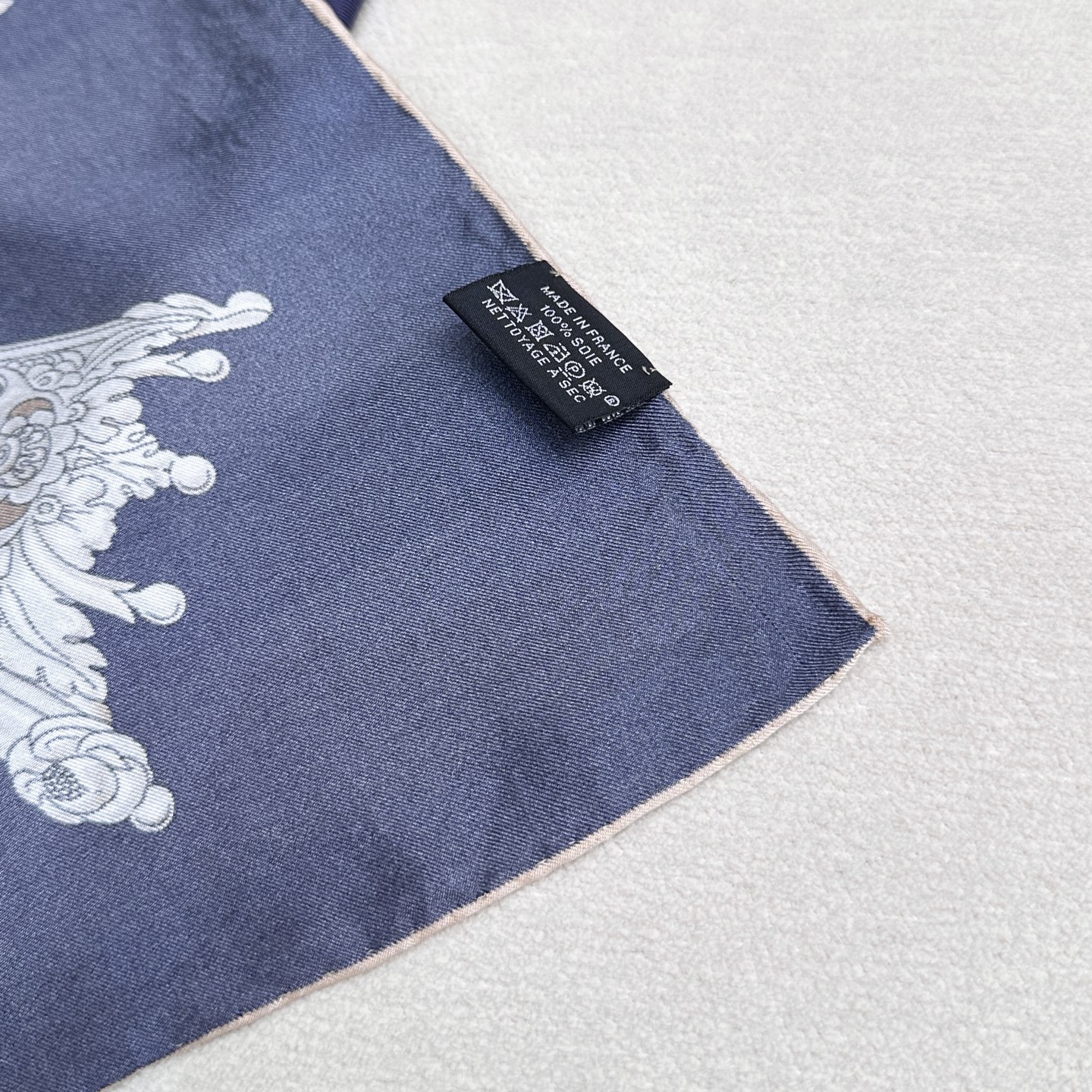  “草原风情”90方巾-hermes
手工卷边真丝方巾（100%桑蚕丝）。
这款90方巾质感轻盈，佩戴方