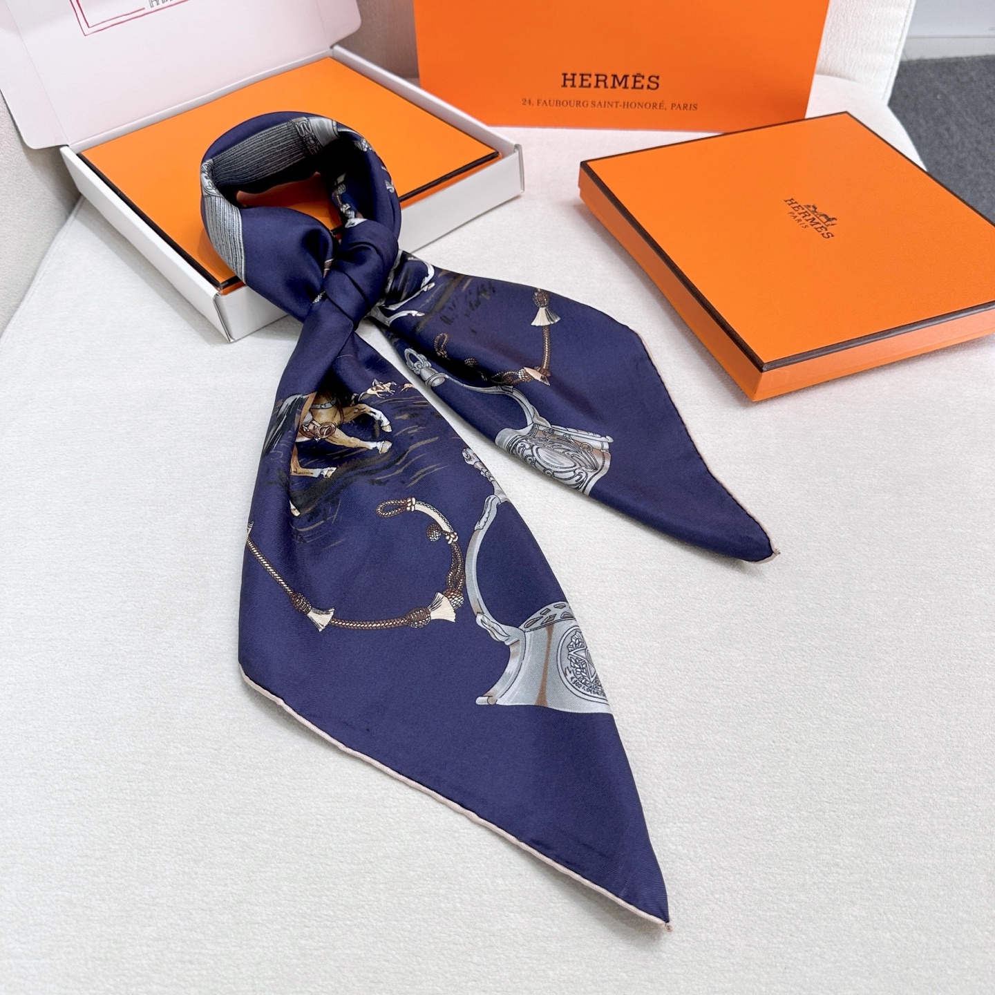  “草原风情”90方巾-hermes
手工卷边真丝方巾（100%桑蚕丝）。
这款90方巾质感轻盈，佩戴方
