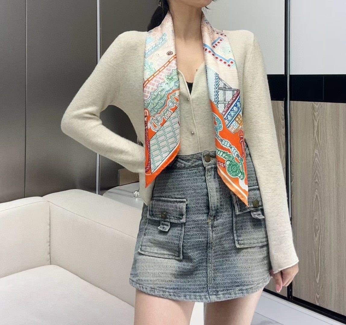 。丝巾大探险”90厘米方巾-Hermes～
手工卷边斜纹真丝方巾（100%桑蚕丝）。
这款爱马仕点睛配饰
