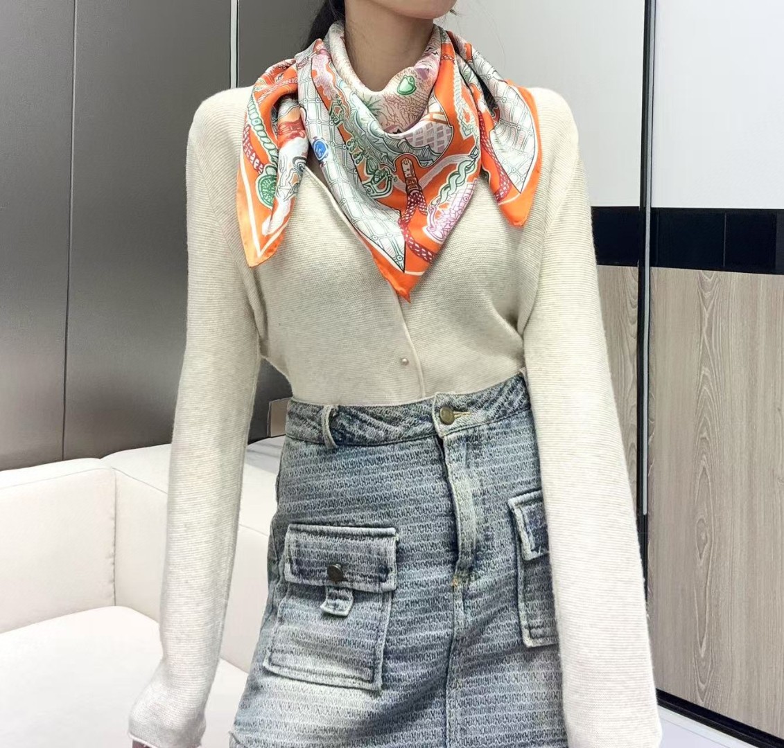 。丝巾大探险”90厘米方巾-Hermes～
手工卷边斜纹真丝方巾（100%桑蚕丝）。
这款爱马仕点睛配饰