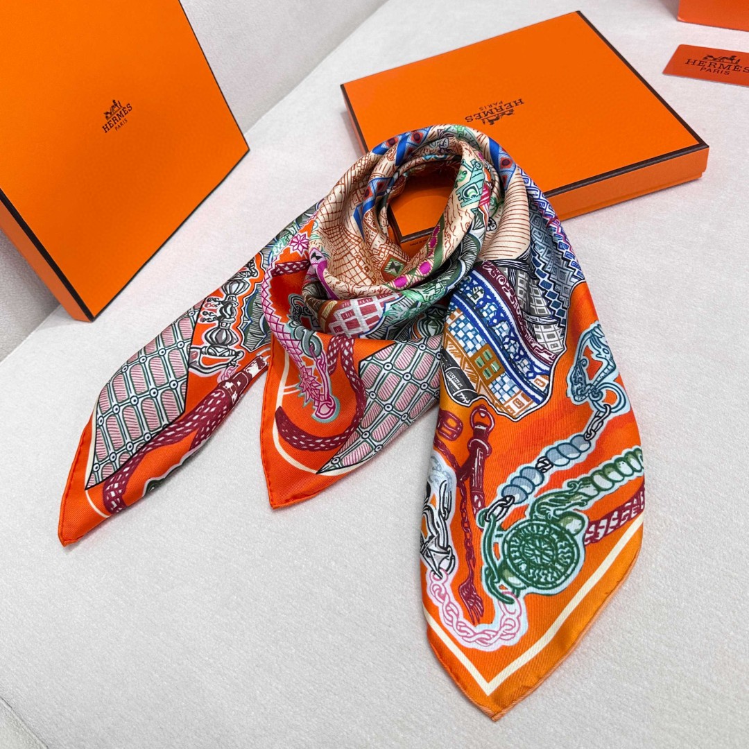 。丝巾大探险”90厘米方巾-Hermes～
手工卷边斜纹真丝方巾（100%桑蚕丝）。
这款爱马仕点睛配饰