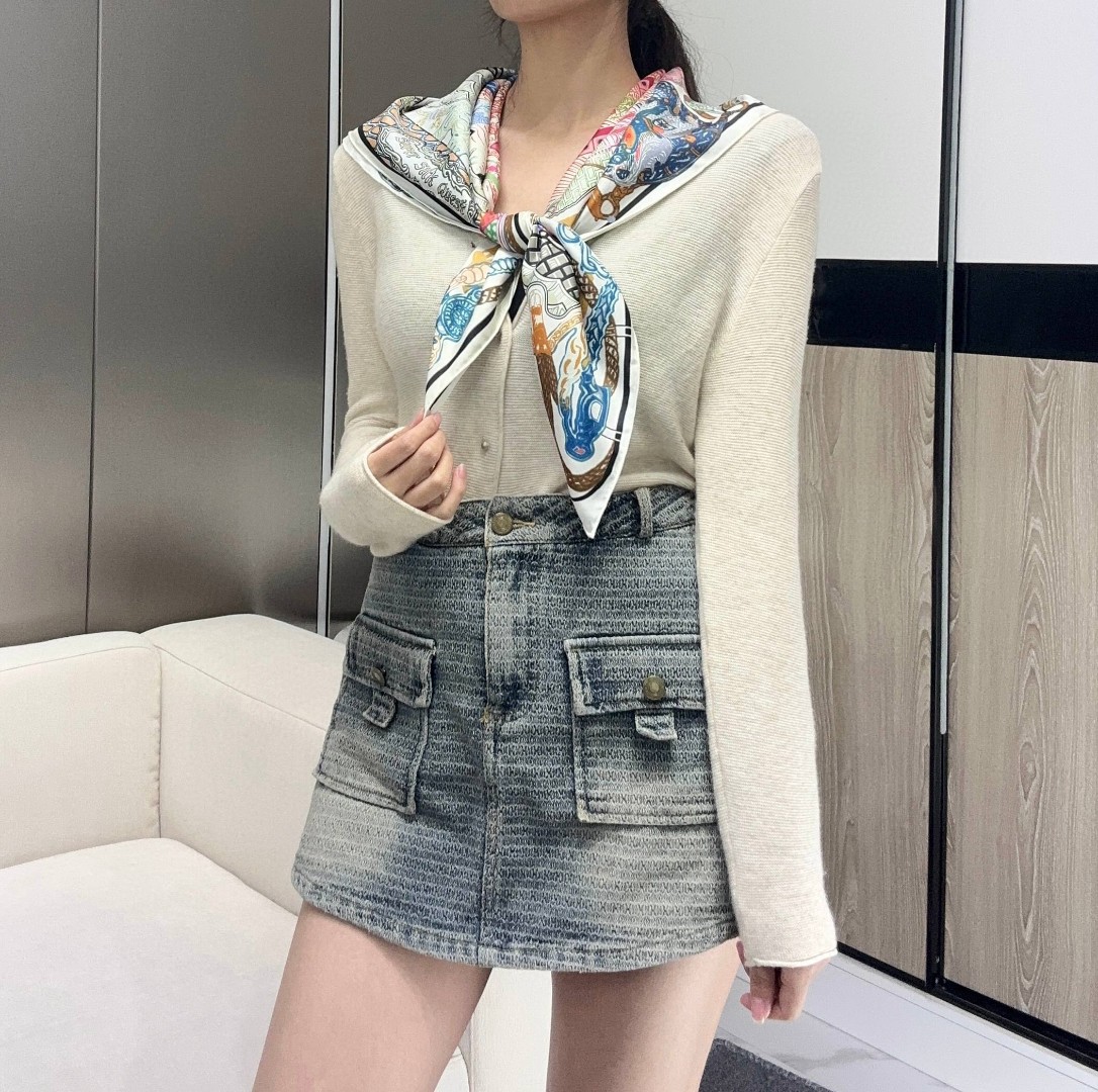 。丝巾大探险”90厘米方巾-Hermes～
手工卷边斜纹真丝方巾（100%桑蚕丝）。
这款爱马仕点睛配饰