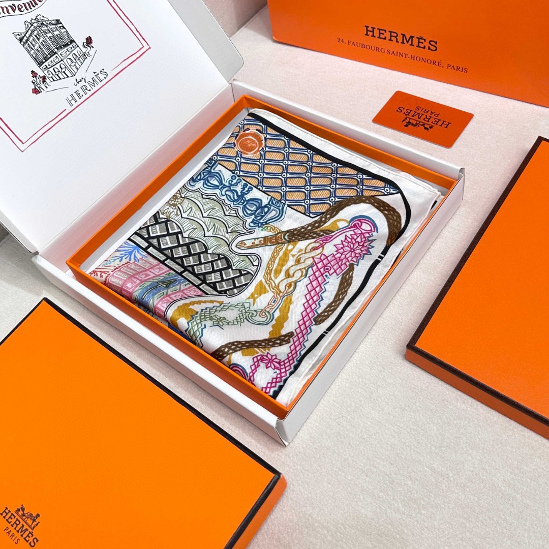 。丝巾大探险”90厘米方巾-Hermes～
手工卷边斜纹真丝方巾（100%桑蚕丝）。
这款爱马仕点睛配饰
