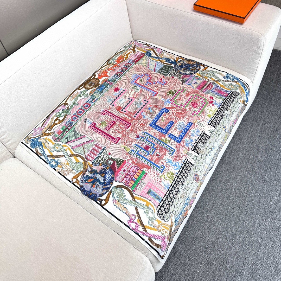 。丝巾大探险”90厘米方巾-Hermes～
手工卷边斜纹真丝方巾（100%桑蚕丝）。
这款爱马仕点睛配饰
