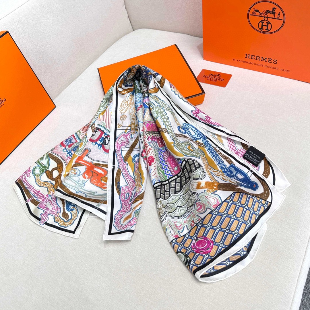 。丝巾大探险”90厘米方巾-Hermes～
手工卷边斜纹真丝方巾（100%桑蚕丝）。
这款爱马仕点睛配饰