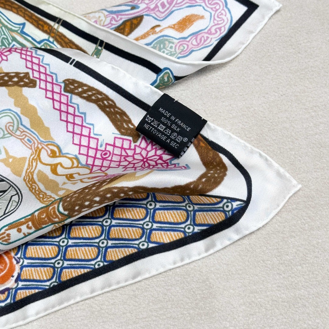 。丝巾大探险”90厘米方巾-Hermes～
手工卷边斜纹真丝方巾（100%桑蚕丝）。
这款爱马仕点睛配饰