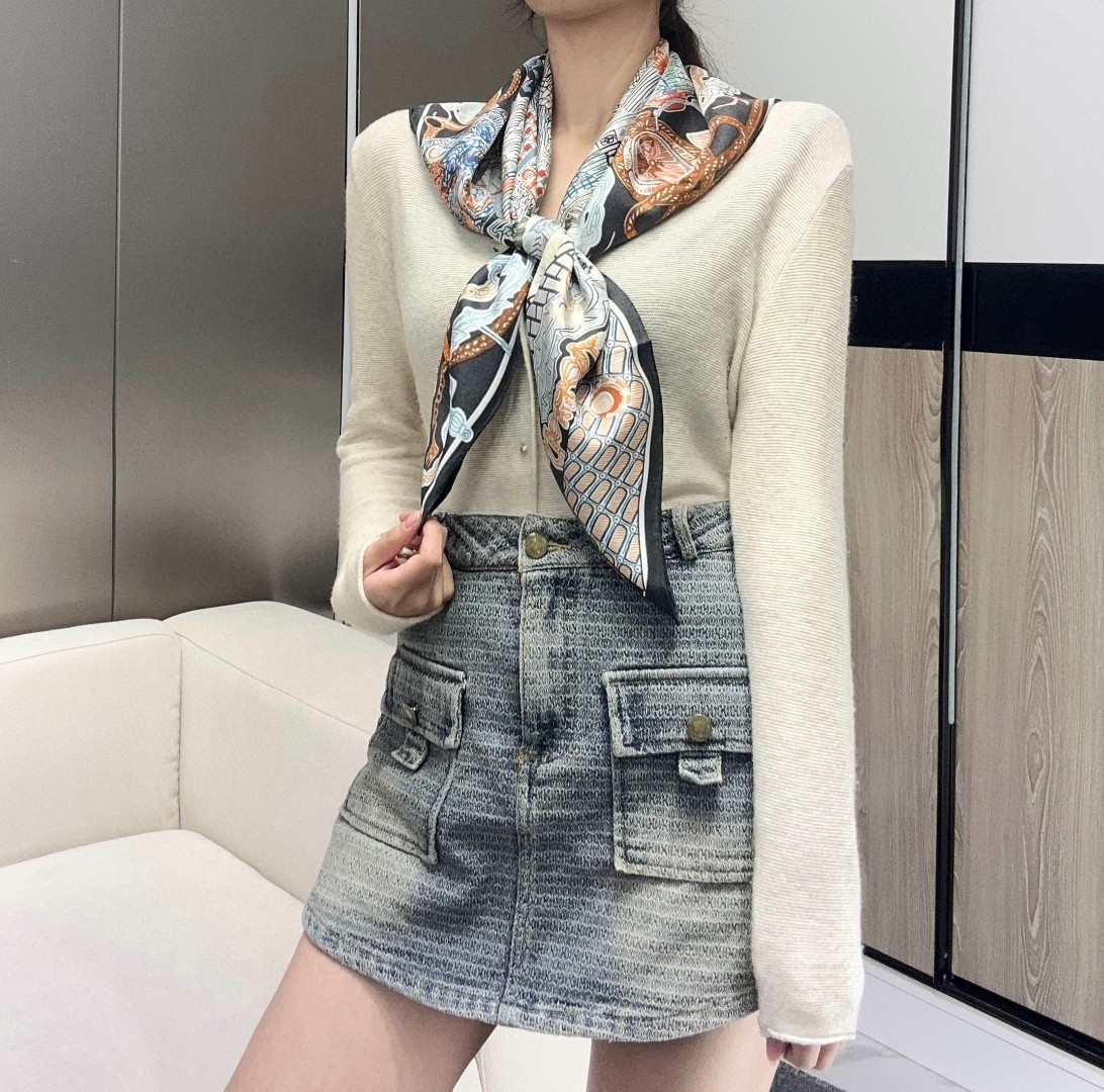 。丝巾大探险”90厘米方巾-Hermes～
手工卷边斜纹真丝方巾（100%桑蚕丝）。
这款爱马仕点睛配饰