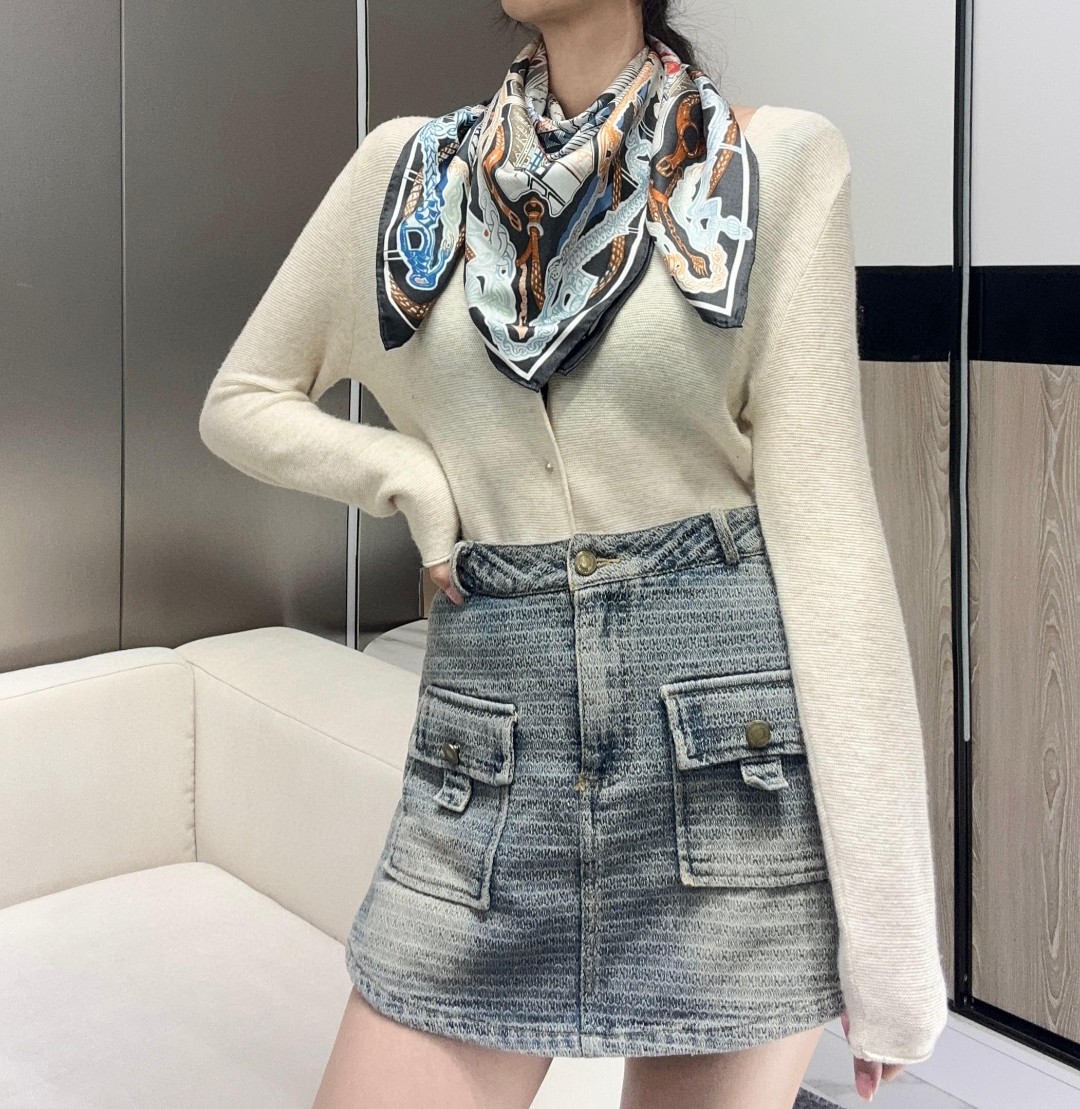 。丝巾大探险”90厘米方巾-Hermes～
手工卷边斜纹真丝方巾（100%桑蚕丝）。
这款爱马仕点睛配饰