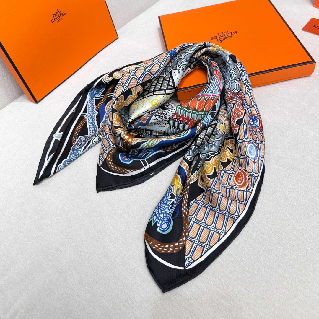 。丝巾大探险”90厘米方巾-Hermes～
手工卷边斜纹真丝方巾（100%桑蚕丝）。
这款爱马仕点睛配饰