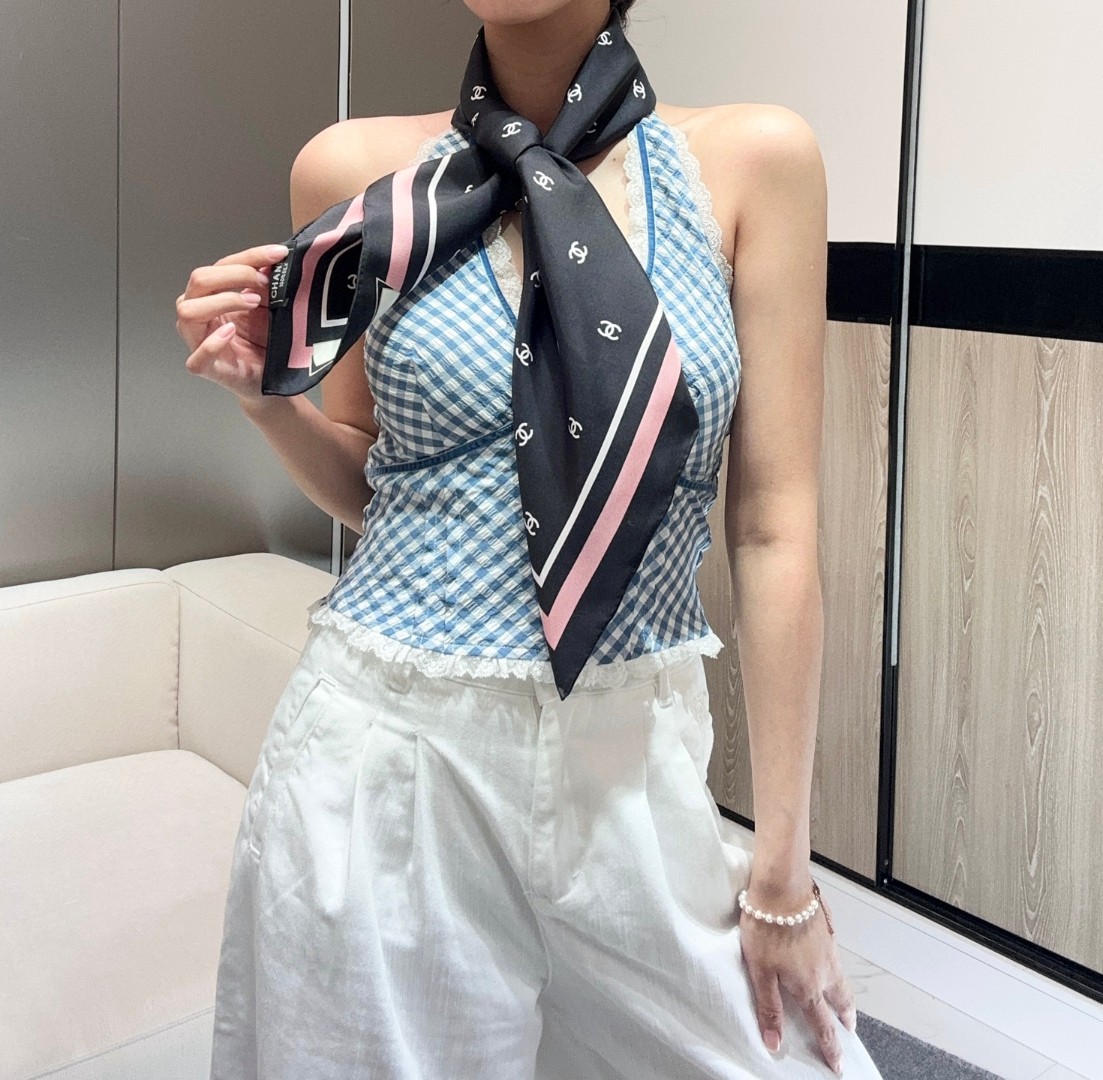 
𝐂𝐡𝐚𝐧𝐞𝐥 • 25𝑷《蝴蝶结方巾》黑粉色 𝐆𝐃同款😍
Size：90x90cm 100%真丝 18