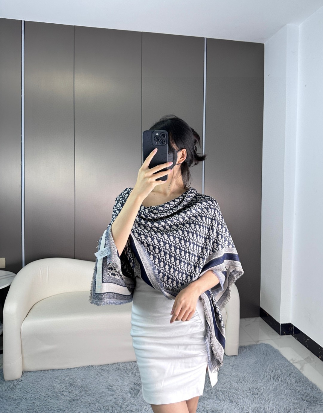 【方巾】Dior披肩❤️经典字母👍搭配丝毛混纺的华美质感，与成衣和配饰系列单品搭配相宜。
尺寸：140 